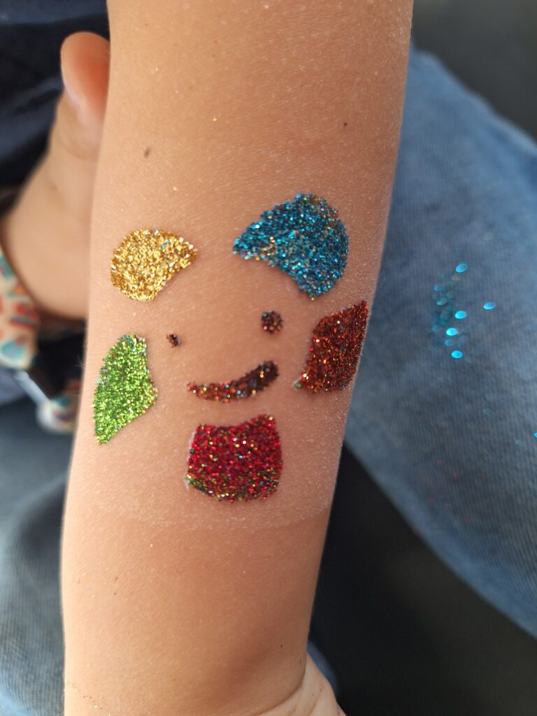 gepersonaliseerde glittertattoos bedrijfslogo als glittertattoologo organisatie logo huis van het kind glittertattoo